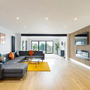 https://stylish-modern-4-bedroom-home-with-sea-views.brighton-hotels-england.com
